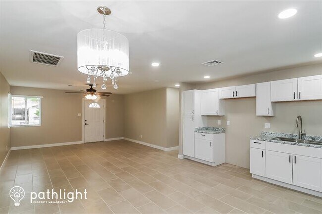 Foto del edificio - 6633 W Rose Ln