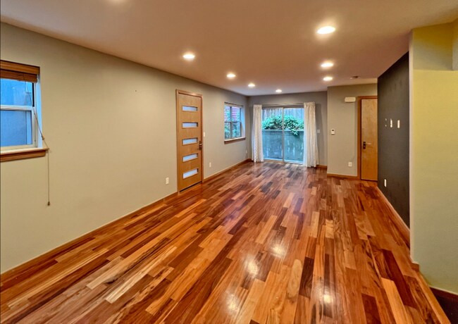 Building Photo - 564 Galer St