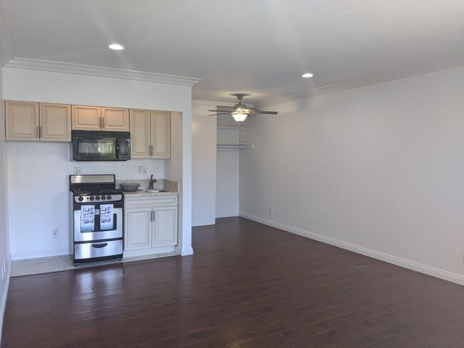 Interior Photo - 14024 Oxnard St