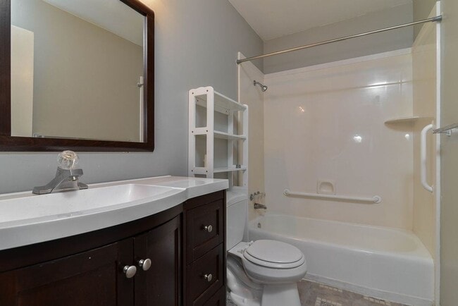 Building Photo - Beautiful duplex for rent with carport