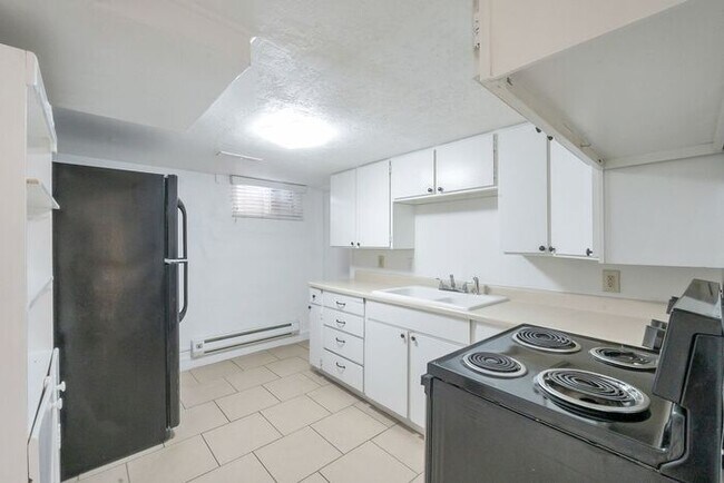 Building Photo - Quaint Basement Unit in Central Location