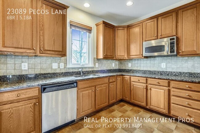 Building Photo - Beautifully Maintained 6 Bedroom 5.5 Bath ...