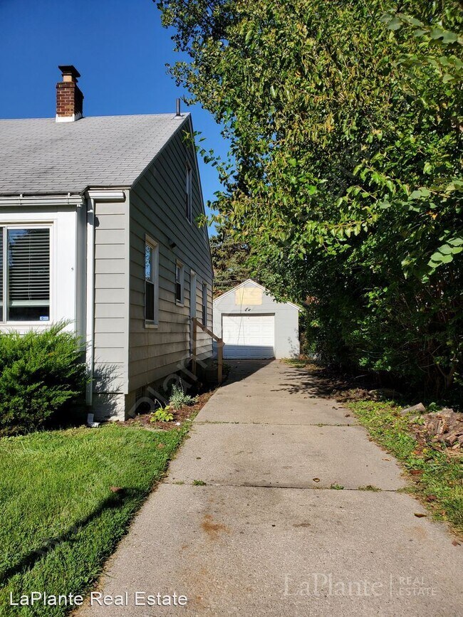 Building Photo - 3 br, 1 bath House - 3231 Bellevue Rd.