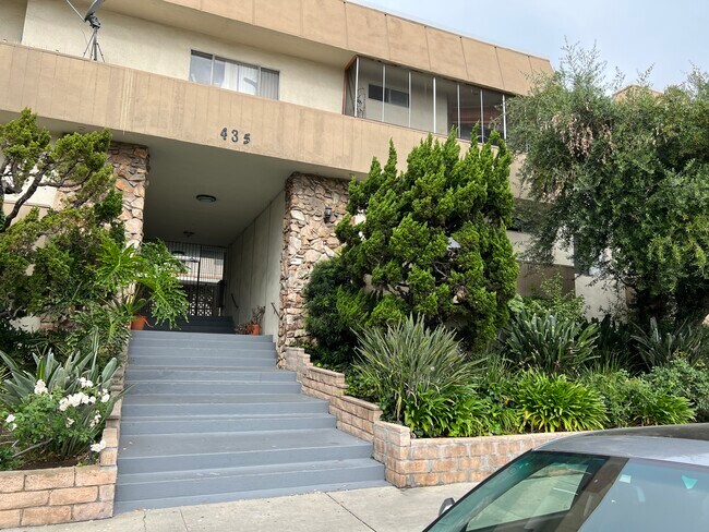 Building Photo - 435 N Serrano Ave