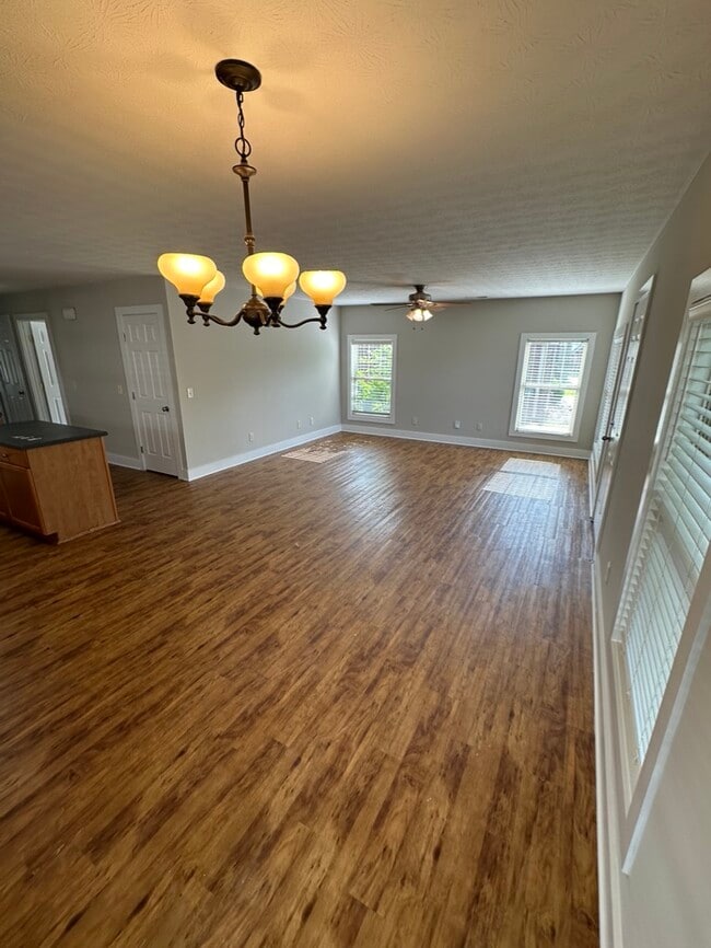 Building Photo - 1502 Heritage Cir SE