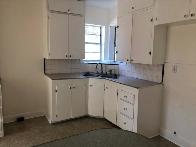 Building Photo - 839 Savage Ln