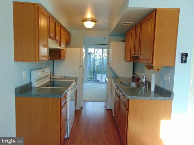 Building Photo - 6520 Yadkin Ct