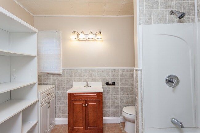 Building Photo - Newly Renovated 4 Bedroom 1 Bath Home