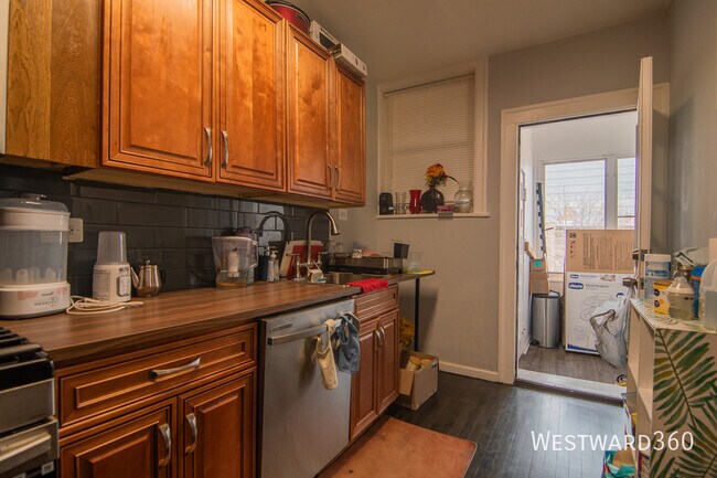 Foto del edificio - 6456 N Damen Ave