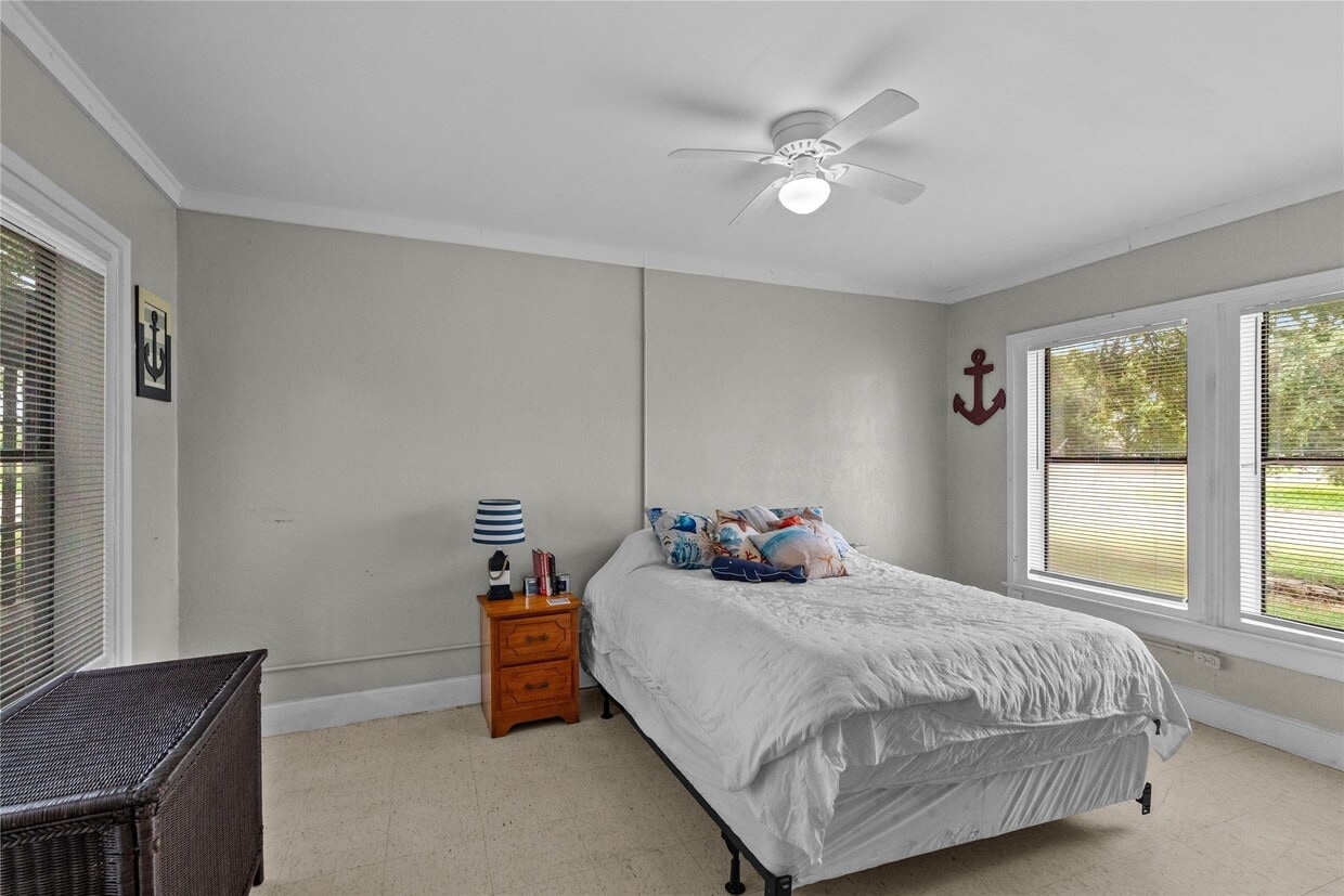 Building Photo - 814 3rd Ave N