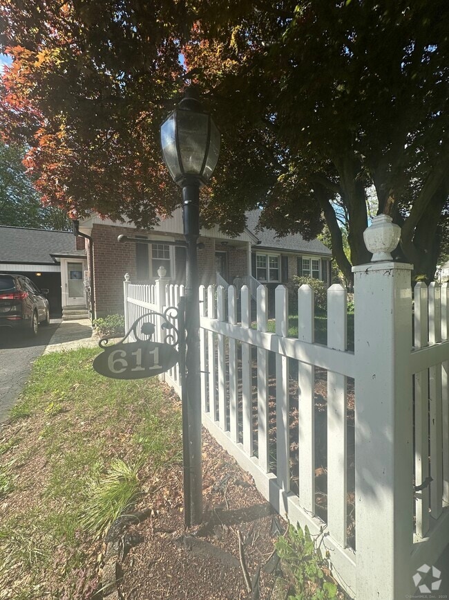 Building Photo - 611 Woodside Ave