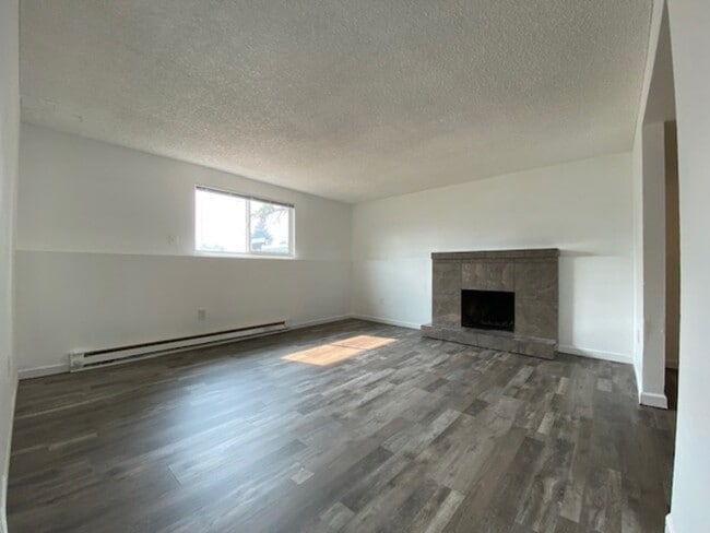 Building Photo - 1631 E Rowan Ave