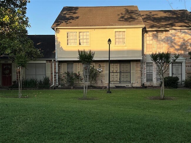 Building Photo - 6444 Bankside Dr