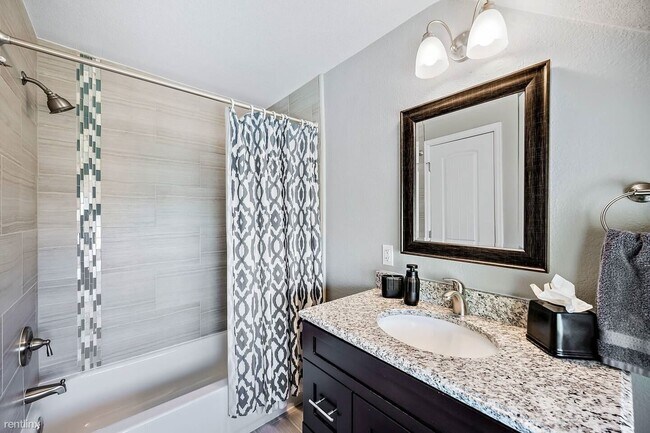 Building Photo - 3 br, 2.5 bath House - 1020 East Dakota Av...