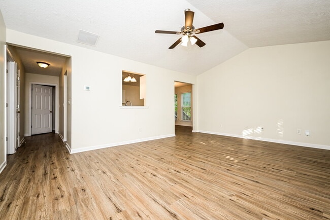 Building Photo - 43 Roxbury Ln