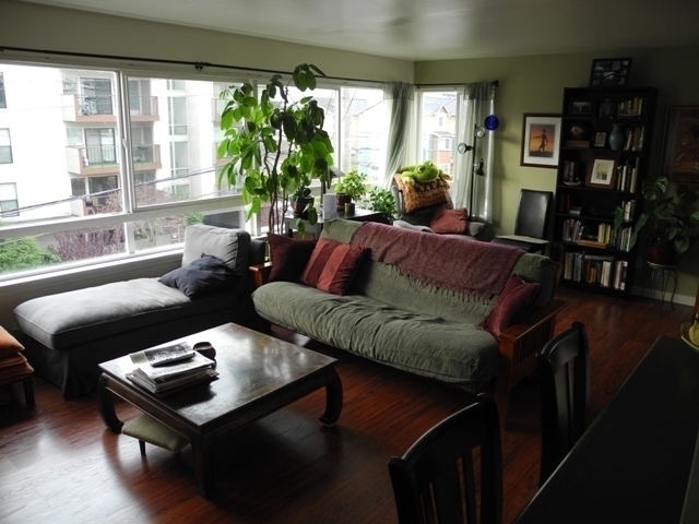 Foto principal - Spacious 2 bedroom with hardwood floors. W...