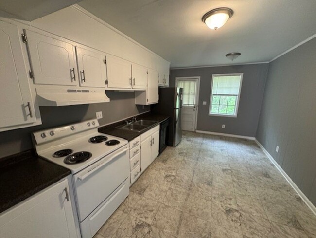 Foto del edificio - MOVE IN READY!!! LawnCare Services Provide...