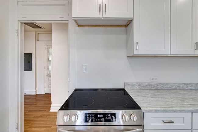 Building Photo - Renovated Upstairs 2-Bedroom, 2-Bath Apartment in Prime Downtown Location with 2 Office Spaces!