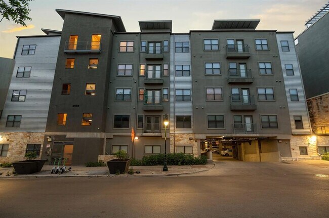 Foto del edificio - 2502 Leon St