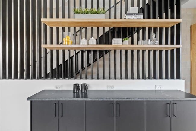 Foto del edificio - 700 Denson Dr