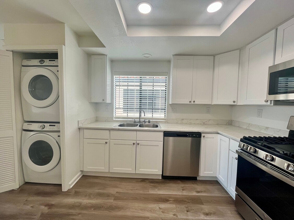 Primary Photo - Parkview Apartments