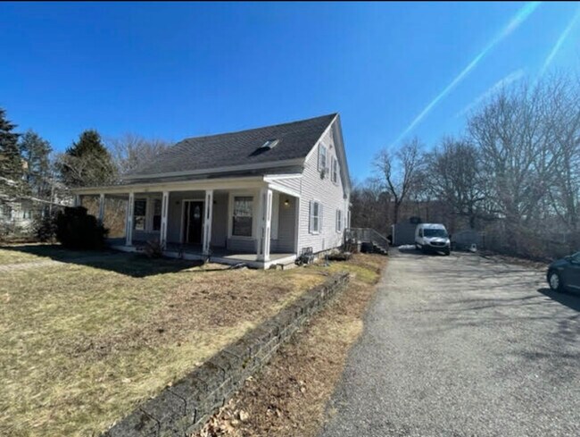 Gran entrada para estacionamiento/almacenamiento fuera de la carretera - 647 N Main St