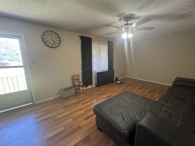 Building Photo - Cozy 2 Bed, 1 Bath Home