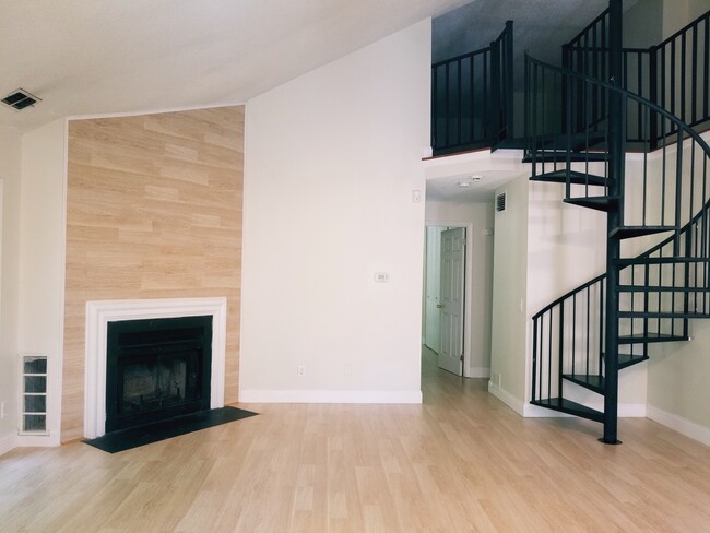 Building Photo - 504 Sunshine Court