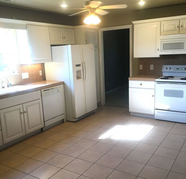 Foto del edificio - PRE-LEASING FOR AUG 10TH MOVE-IN! - 4 BED/2BATH HOUSE
