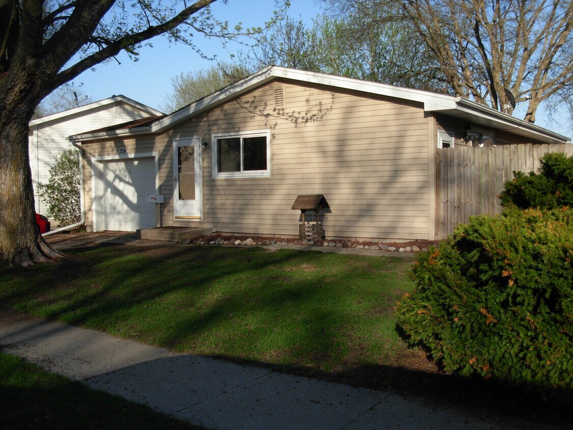 Primary Photo - 708 Garnet Dr
