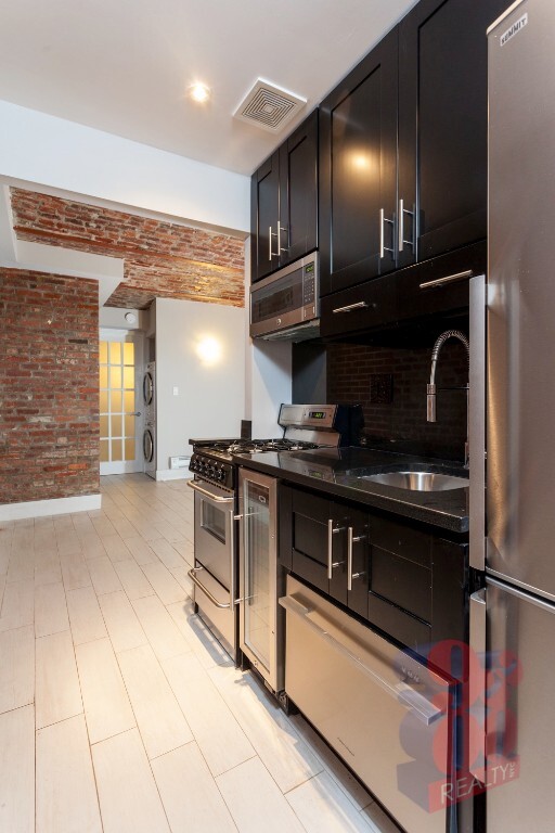 Foto del edificio - 336 E 18th St