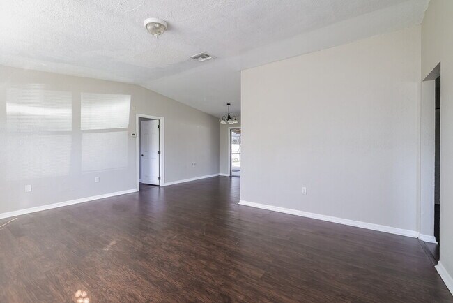 Building Photo - 648 Caribou Ct