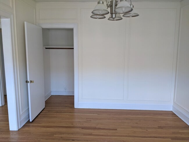 Building Photo - 731 Hinman Ave