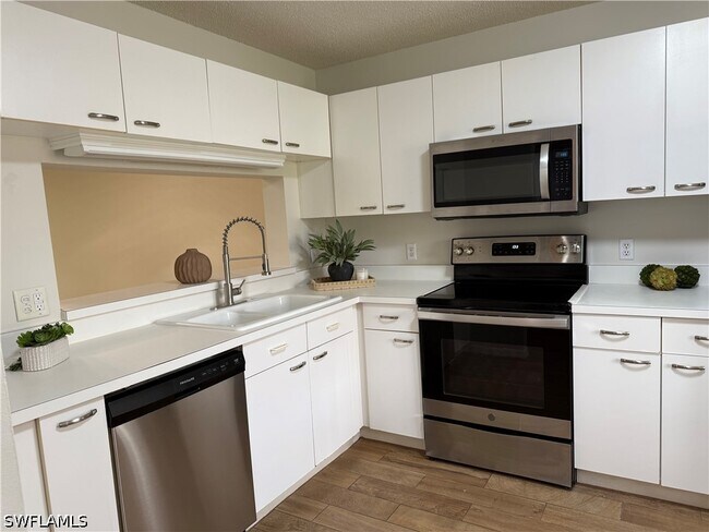 Foto del edificio - 7750 Jewel Ln