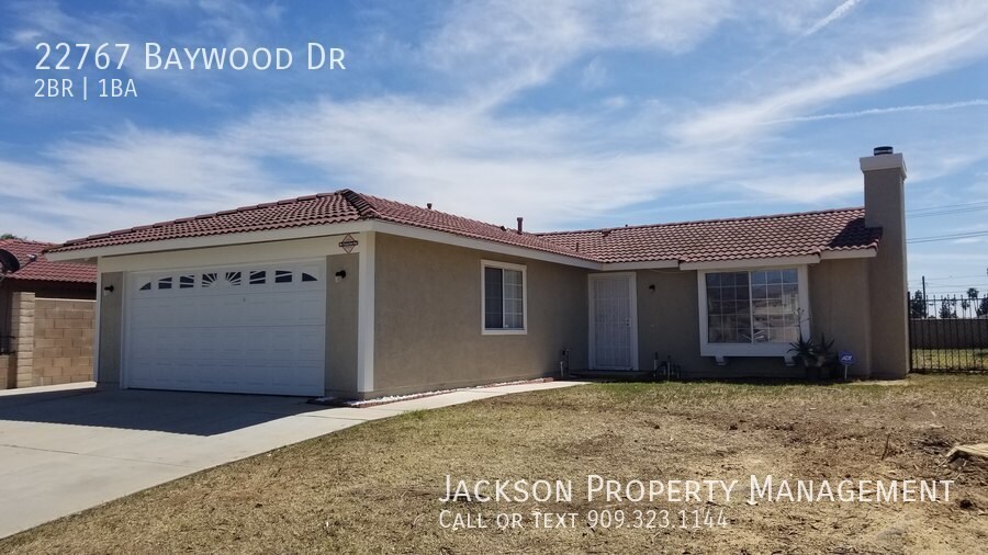 Primary Photo - Cozy 2 Brm/1 bath with large back yard! Mu...