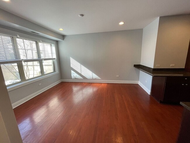 Building Photo - 1448 W Thorndale Ave