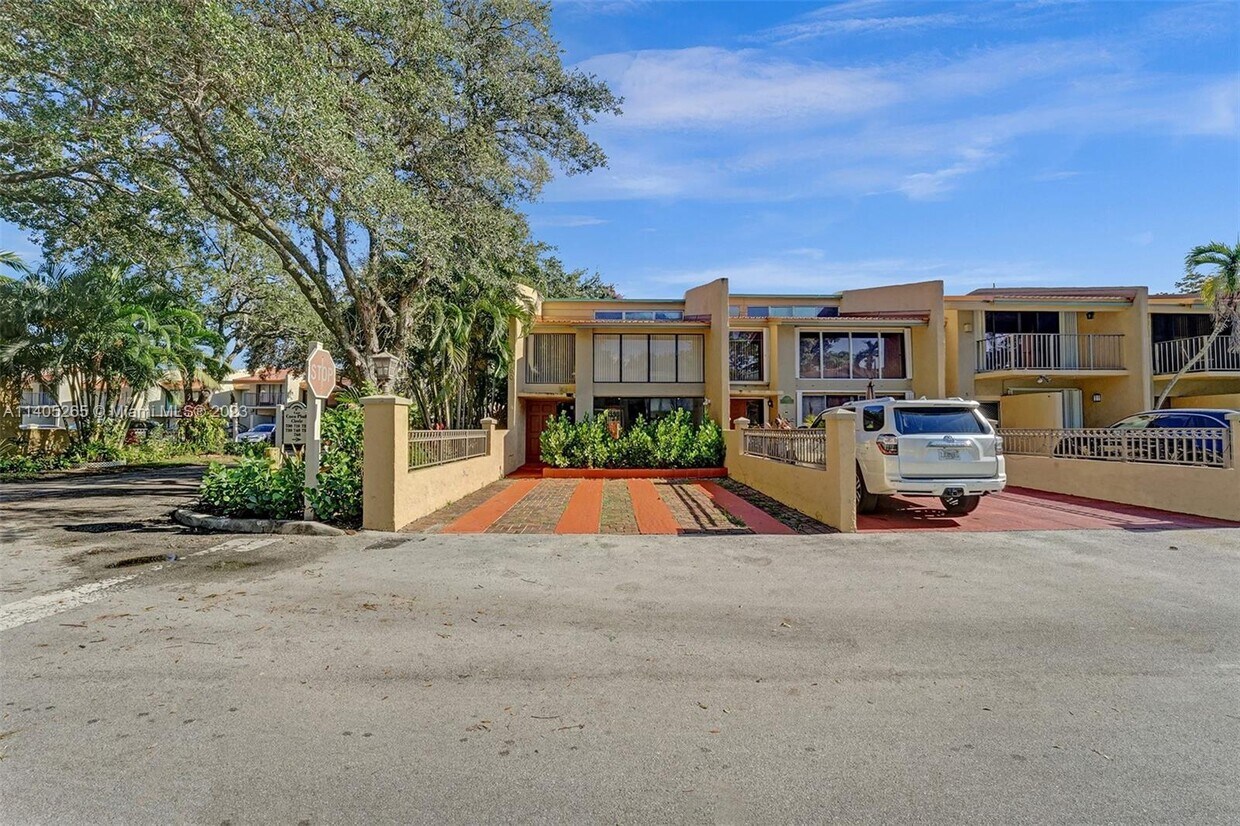 Primary Photo - 760 E Coco Plum Cir