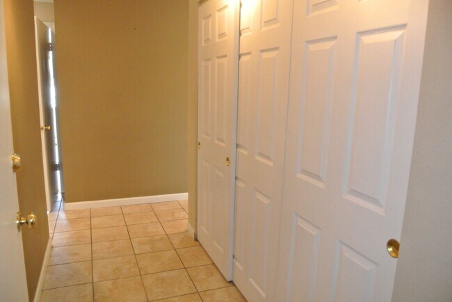 Foto del edificio - Online for roommate application only