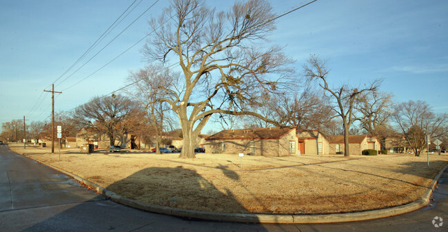 Building Photo - Western Pines Apartments