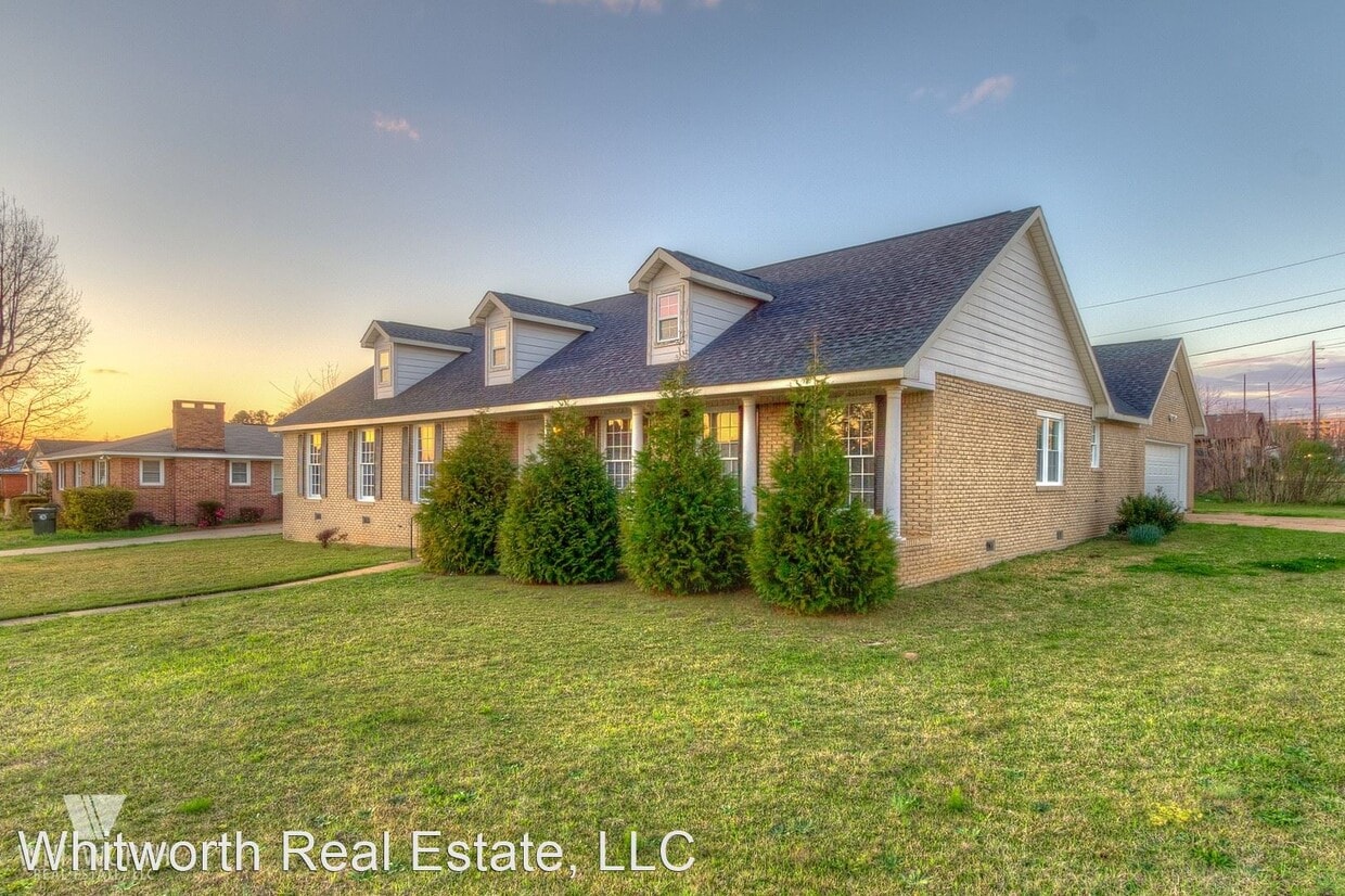 Primary Photo - 3 br, 2.5 bath House - 228 Cedar Crest