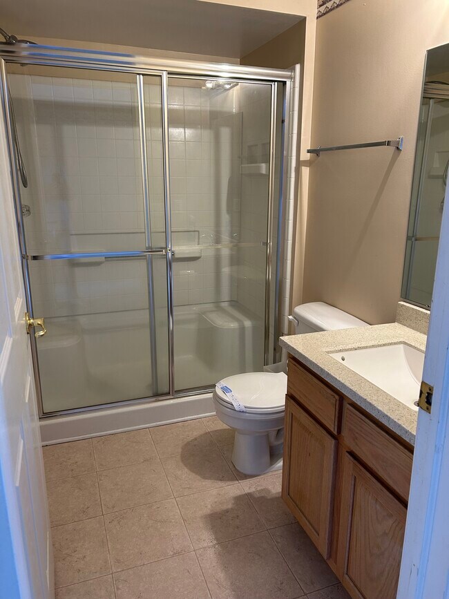 Main Floor Bath - 4324 Maple St