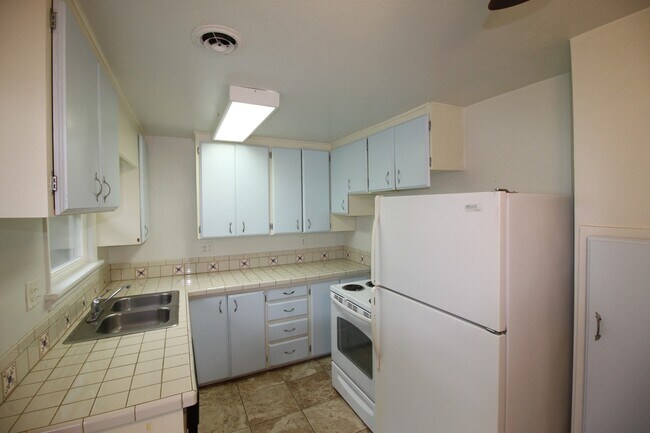 Building Photo - 2 Bed 1 Bath - Excellent Condition - Pet F...