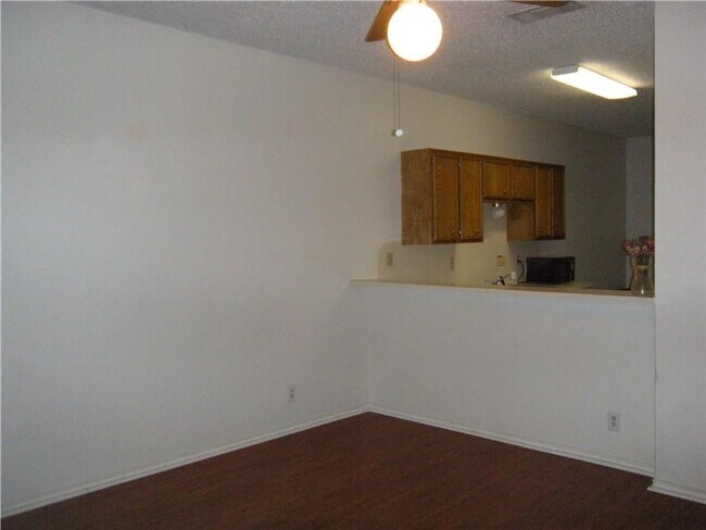 Foto del edificio - Winchester on West Campus - Huge 2Bd /2Ba - W/D - Reserved Parking - Fireplace - $1600