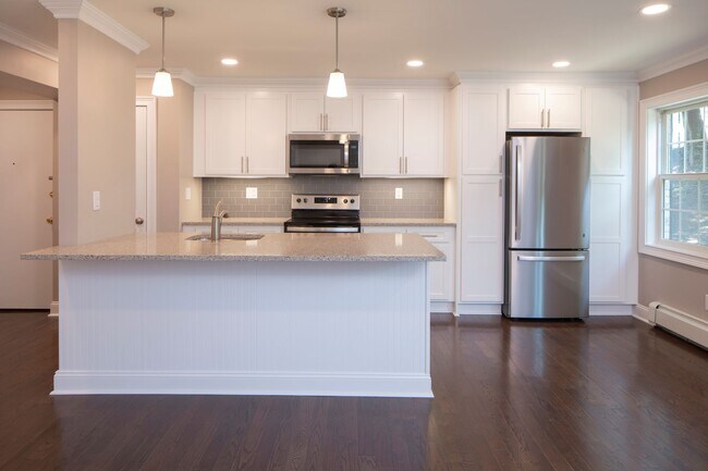 Foto del edificio - Westwood Manor: In-Unit Washer & Dryer, Cold Water Included, Cat & Dog Friendly, and Walk-In Clos...