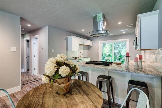 Foto del edificio - 2321 Lakehurst Dr