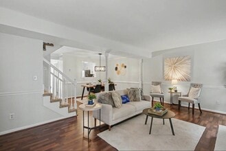 Building Photo - 2423 Rennie Dr