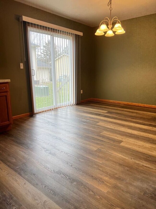 Building Photo - 1703 Dainesway Dr Valparaiso, IN 46383
