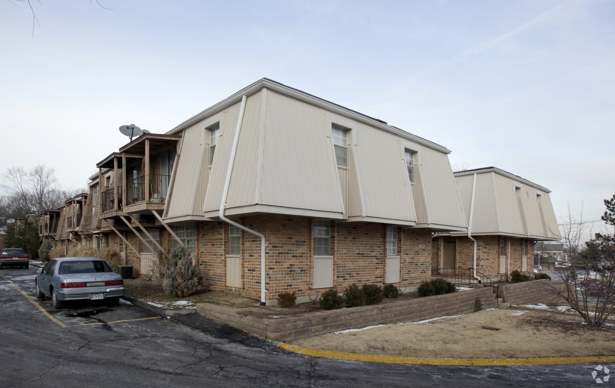 Primary Photo - Anic Groves Apartments