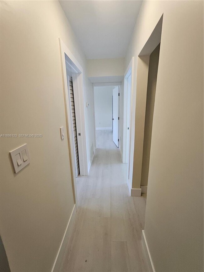 Foto del edificio - 834 Raymond St