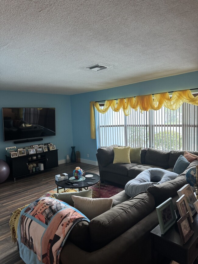 Family Room (2) - 850 SW 50th Ter